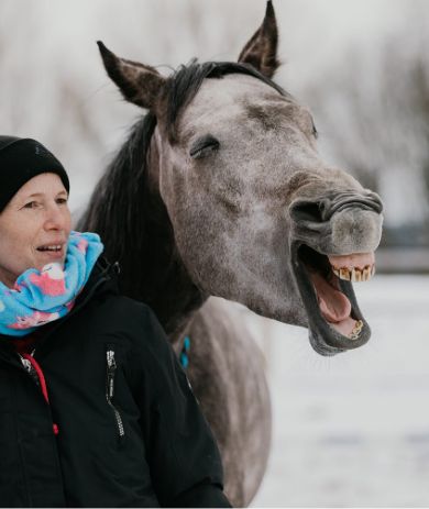 Coaching Weise - Gaehnendes Pferd