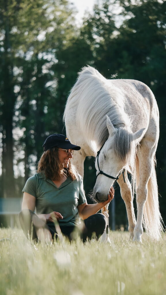 Yvonne Weise sitzt mit Pferd in Wiese
