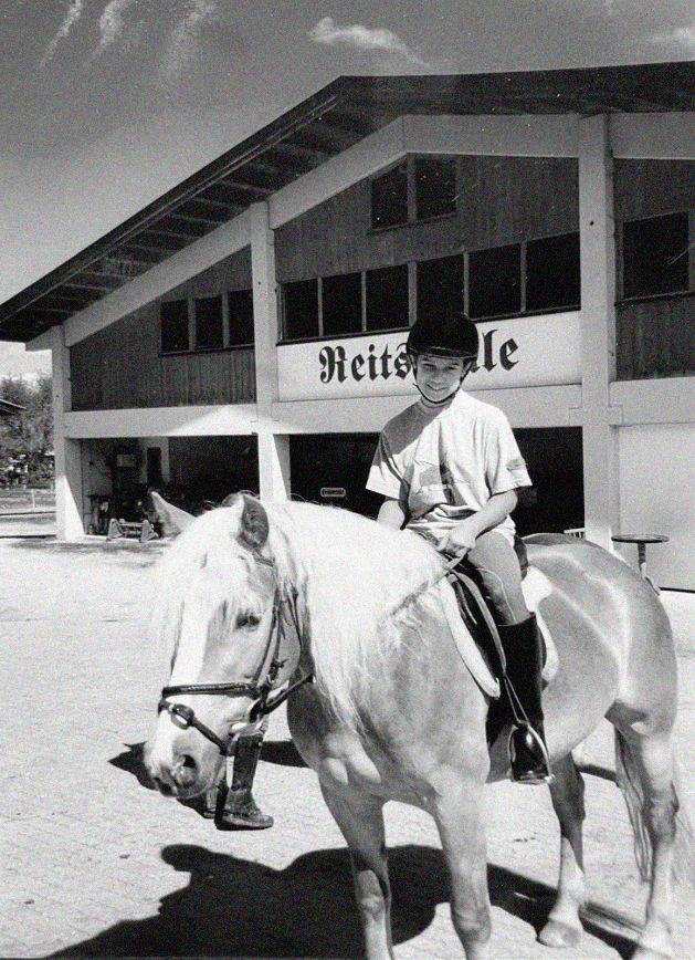 Kindheitsbild von Parelli Natural Horsemanship Instruktorin Yvonne Weise, reitet auf Haflinger