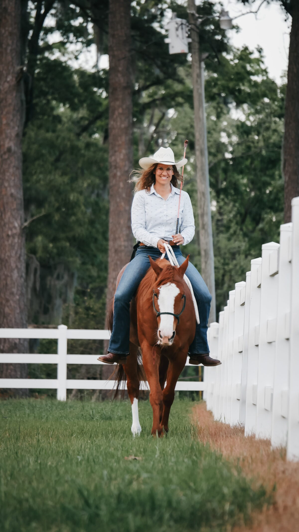 Parelli Natural Horsemanship Instruktorin Yvonne Weise reitet ein Pferd Freestyle