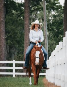 Yvonne Weise Parelli Instruktorin reitet auf Pferd